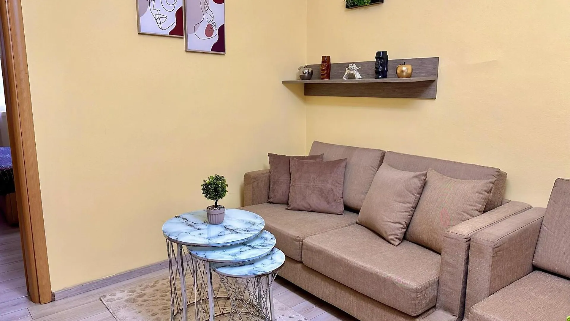 Cozy Modern Apartment ティラナ